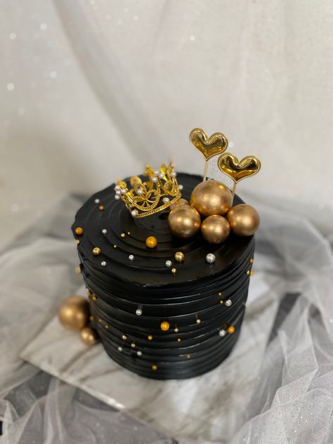 Inspirasi simple cake yg bisa kalian coba di rumah Cake Hitam, Birthday Cake Aesthetic Black, Diy Gift Bow, Queen Cake, Black And Gold Cake, Bolu Cake, Black And Gold Aesthetic, Candy Birthday Cakes, Queen Cakes