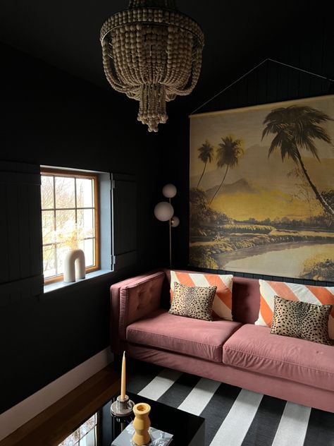 Living Room Bohemian Modern, Dark Lounge, Piano Room Decor, Dark Living Room, Living Accessories, Glamorous Living Room, Living Room Bohemian, Pink Velvet Sofa, Black Couches