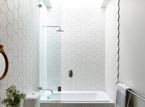 hexagonal-tiles_050215_02 Bathroom Wall Decor Over Bathtub, Hexagon Bathroom, Hexagon Tile Bathroom, White Hexagon Tiles, Hexagonal Tiles, Shower Over Bath, Bathtub Tile, Bad Inspiration, Interior Minimalista