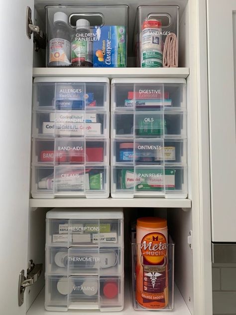 Ideas Armario, Ocd Organization, Medicine Cabinet Organization, Medicine Organization, House Organisation, College Organization, Linen Closet Organization, Apartment Organization, Home Organisation