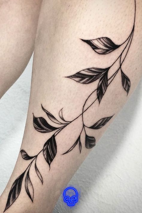 Tatuagem Fine Line/Traço Fino de Ramos de Folhas. | Profissional: Trabalho feito pelo Vinicius Nicoletti. | Local: Tatuagem na Perna. | #laustattoo #tatuagemfineline #tatuagemtracofino #folhas #flores #tatuagemmasculina #tatuagemfeminina #tattoo #tattoosp #tatuagemsp #estudiotattoosp #estudiotatuagemsp #moemasp #saopaulo Tattoo Botanica, Ramos Tattoo, Ramo Tattoo, Earthy Tattoos, Wrap Tattoo, Anklet Tattoos, Vine Tattoos, Plant Tattoo, Leg Tattoos Women