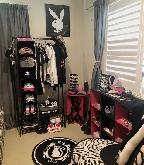 Pink Y2k Room Decor, Grunge Y2k Room Ideas, Black And Pink House Decor, Y2k Room Pink, Room Ideas Pink And Black, Y2k Mcbling Room, Trashy Y2k Room Decor, Y2k Grunge Bedroom, Y2k House Decor