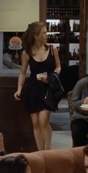 Rachel Green Sport Outfit, Rachel Green Black Skirt, Rachel Green Black Dress, Rachel And Monica Outfits, Movies Outfit Casual, Iconic Rachel Green Outfits, Rachel Zane Outfits, Estilo Rachel Green, Rachel Green Hair