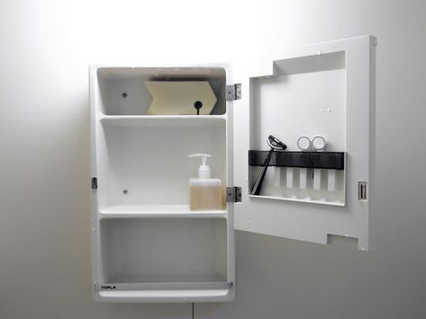 Inside Japan's Extremely Minimalist Homes: Photos Bathroom Cupboards, Bathroom Cupboard, Timeless Bathroom, Japanese Minimalism, Interior Minimalista, Minimalist Room, Minimalist Architecture, Minimalist Lifestyle, Bathroom Space