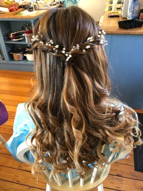 Hair Ideas For Junior Bridesmaids, Sweet Sixteen Hairstyles For Medium Hair, Little Flower Girl Hair Styles, Flower Crown Hairstyle Kids, Flowergirl Hairstyle Natural Curly Hair, Hairstyles For Junior Bridesmaids, Hairstyles For Flowergirls Hair, Jr Bridesmaid Hair, Junior Bridesmaid Hairstyles Half Up