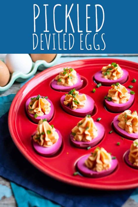 Keto Starters, Pickled Deviled Eggs Recipe, Keto Apps, Snacks Vegetarian, Pickled Deviled Eggs, Leftover Hard Boiled Eggs, Pink Eggs, Pickled Eggs Recipe, Carb Sides