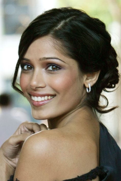 Frieda Pinto. Freida Pinto, Rebecca Ferguson, Felicity Jones, Candice Swanepoel, Gorgeous Makeup, Free Hair, Beautiful Smile, Pretty People, Beautiful People