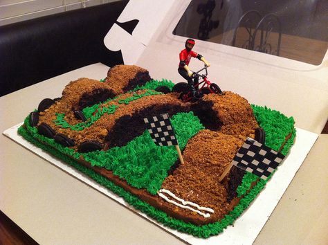 Bmx cake by tigermatt, via Flickr Bmx Cake, Mountain Bike Cake, Motocross Cake, Bolo Motocross, Dirt Bike Track, Bicycle Party, Motorbike Cake, Bicycle Cake, Bike Birthday Parties