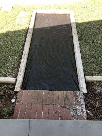 We removed a broken old concrete walkway in the front of our house with this lovely stepping stone and pea gravel walkway. Here's how we did it for $50 and no concrete pouring involved. Completed walkway    I wanted a new walkway that I could do 100% myself. I didn't want to mess with pouring concrete so I decided on a stepping stone and gravel approach instead.Here's how our walkway looked when it was complete. I've gotten so many compliments on it already! Old walkway    The first ow… Front Walkway Ideas Diy Entrance, Best Gravel For Walkway, How To Create A Gravel Walkway, How To Make A Gravel Pathway, Muddy Walkway Fixes, Diy Stone Walkway, Installing Brick Pavers Over Existing Cement Sidewalk, Paver Walkway Diy, Mosaic Walkway