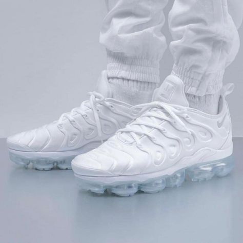 Air Vapormax Plus, Sneaker Boutique, Nike Air Vapormax Plus, Air Max Shoes, Streetwear Shop, Nike Shoes Outlet, Air Vapormax, Nike Air Vapormax, Blue Sneakers