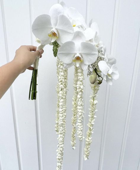 Korean Hand Bouquet Wedding, Korean Wedding Flower Bouquet, Pelamin White Theme, White Lily Bouquet Aesthetic, Singapore Orchid Bouquet, Simple Wedding Bouquets, Bridal Cuff, Flower Bouquet Diy, Hand Bouquet