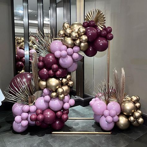 Purple And Gold Balloon Garland, 28th Birthday Ideas, Gold Balloons Decorations, 80th Birthday Party Decorations, Lila Party, Deco Ballon, 40th Birthday Party Decorations, Black And Gold Balloons, Bridal Shower Balloons