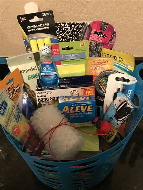 Bar Exam Survival Kit- it had a little of everything and was easy to make. A lot of the stuff I bought was from the dollar store. Bar Exam Survival Kit, Survival Kit Ideas, Kit Gift Ideas, Graduation University, College Survival Kit, Survival Kit Gifts, School Survival Kits, Bar Exam, College Survival