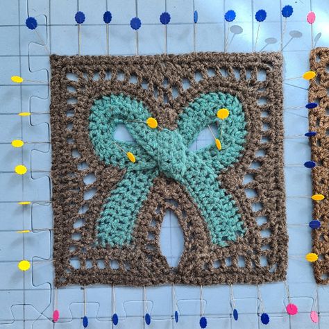 Easy to follow instructions. Bow Granny Square Pattern, Crochet Bow Granny Square, Bow Granny Square, Book Blanket, Crochet Bow, Knit Projects, Knit Ideas, Crochet Bows, Quilting Rulers