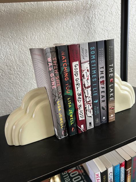 Lisa Jewell Books, Thriller Book Aesthetic, Books Like Agggtm, Holly Jackson Books Aesthetic, Thriller Bookshelf, Mystery Books Aesthetic, Mystery Book Aesthetic, Thriller Books Aesthetic, Booktok Thriller