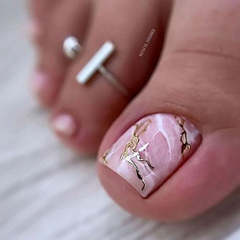 2024 Spring Toe Nail Color Trends: Popular Pedicures for All Skin Tones Cute Toenail Designs Easy, Pedicure En Gel, Toe Nail Art Designs, Toe Nail Colors, Pedicure Gel, Pro Nails, Feet Nail Design, Pedicure Designs Toenails, Foot Nail