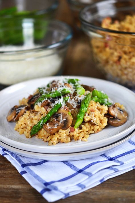 Gluten free risotto recipe made with short grain brown rice, asparagus and sauteed mushrooms. Perfect for spring! Brown Rice Dishes, Brown Rice Risotto, Brown Rice Cooking, Rice Risotto, Risotto Recipe, Cooking Bacon, Gluten Free Living, Risotto Recipes, Gf Recipes