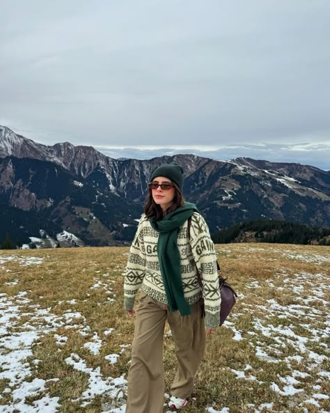 Mountain therapy 🗻 *prtrip @accessorize 🤍 Mountain Chic Attire, Mountain Style Fashion, Mountain Outfits, Mountain Chic, Mountain Aesthetic, Mountain Outfit, Capsule Wardrobe Outfits, Wardrobe Outfits, London Fashion