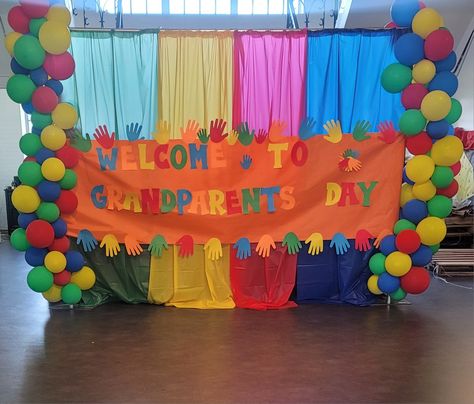 School Grandparents Day Grandparents Day Photo Backdrop, Grandparents Day Board Decoration, Grandparents Day Backdrop, Grand Parents Day Decoration In School, Grandparents Day Decorations For School, Grandparents Day Crafts, Pto Ideas, School Board Decoration, Preschool Art Projects