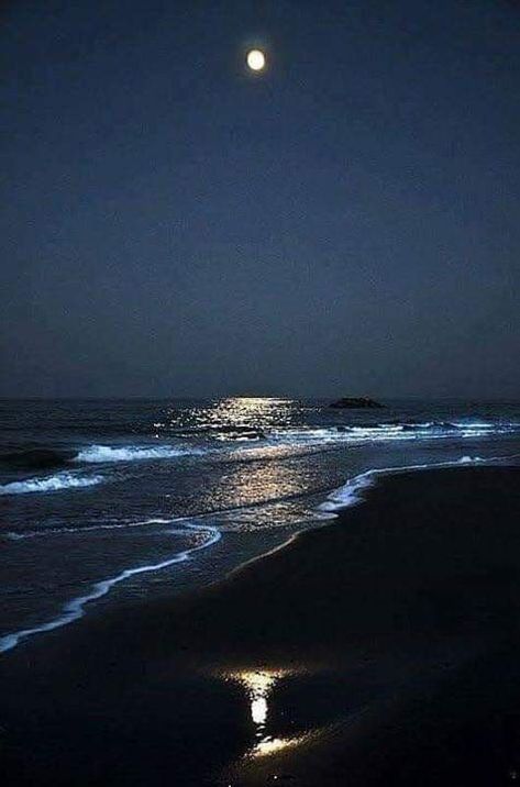 Midnight Blue Tumblr Aesthetic Photography, Wallpaper Praia, Greece Nature, Blue Aesthetic Dark, Ocean At Night, Blue Aura, Beach At Night, Photo Summer, Ocean Sky