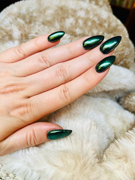 Emerald Green Holographic Nails, Green Nails With Chrome Powder, Emerald Green Crome Nails, Emerald Green Nails With Chrome, Dark Green Glazed Nails, Emerald Green Pearl Nails, Green Chrome Dip Nails, Black Green Chrome Nails, Iridescent Nails Green