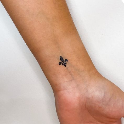 Dainty Fleur De Lis Tattoo, Flier De Lis Tattoo, Small Louisiana Tattoo, Simple New Orleans Tattoo, Fluer De Lis Tattoo Small, Fluer De Lis Tattoo Fine Line, Le Fleur Tattoo, Small New Orleans Tattoo, Flur De Lis Tattoos Simple