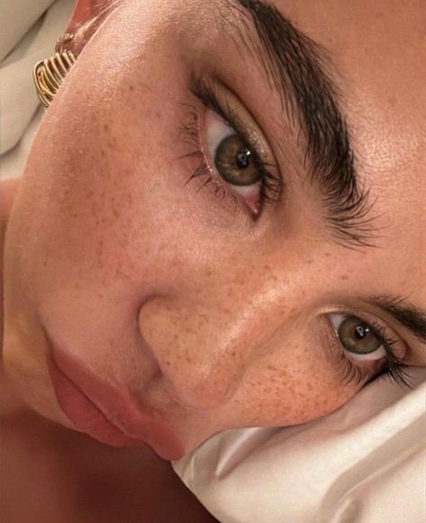 Brown Hair And Freckles, Christina Nadin, Freckles Girl, Thick Brows, Ethereal Makeup, Thick Eyebrows, Vogue Beauty, Clean Makeup, July 17