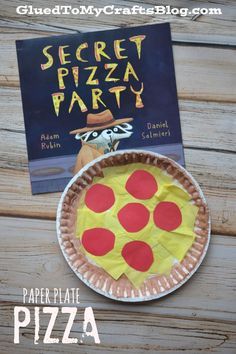 Paper Plate Pizza {Kid Craft} to go with Secret Pizza Party, or any pizza book! Secret Pizza Party, Paper Plate Pizza, Bakery Pizza, Kindergarten Stations, Relative Care, Preschool Food, Pizza Craft, Speech Crafts, Preschool Cooking