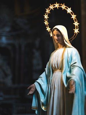 Mary Mother Of The Church, Mother Mary Wallpaper, Mary Mother Of Jesus, Mary Mother Of God, Blessed Mother Statue, Catholic Wallpaper, مريم العذراء, God Mother, Mother Mary Images