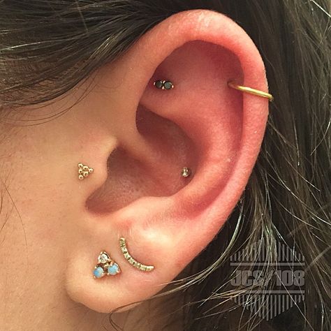 Piercings Bonitos, Constellation Piercings, Ear Peircings, Ear Piercing Ideas, Cool Ear Piercings, Pretty Ear Piercings, Cool Piercings, Cute Ear Piercings, Ear Style