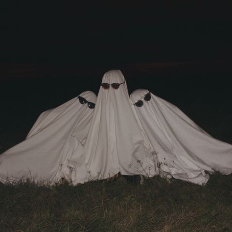 Ghost Aesthetic, Sheet Ghost, Ghost Photography, Ghost Costume, 사진 촬영 포즈, Ghost Pictures, Ghost Photos, Friend Poses Photography, Dark Pictures