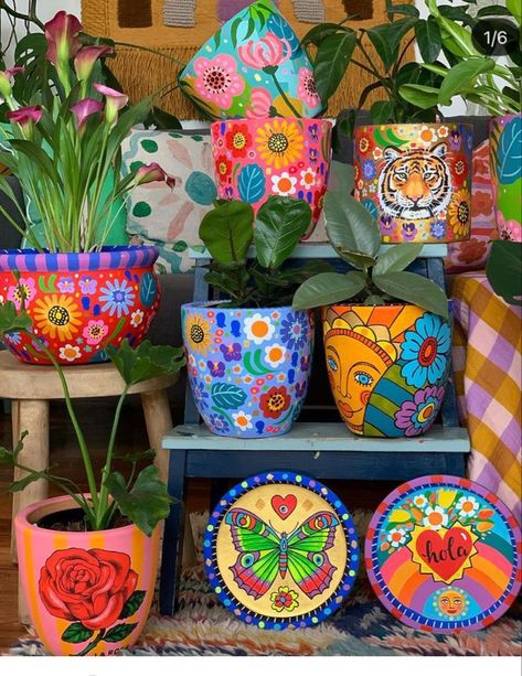 Boho Pot Painting Ideas, Big Pot Painting Ideas, Creative Plant Pots, Plant Pot Designs, Colorful Vibes, Plant Pot Design, Flower Pot Art, Painted Pots Diy, Painted Plant Pots