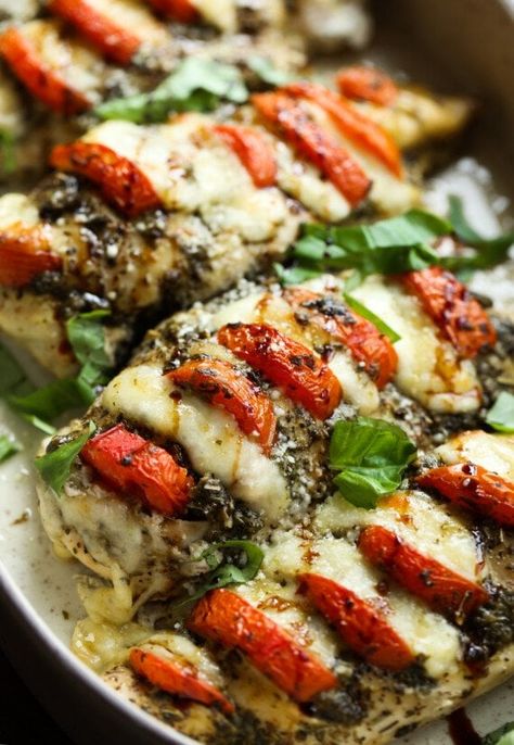 Delish Chicken Recipes, Fresh Mozzarella Recipe, Chicken Caprese Recipe, Pesto Mozzarella Chicken, Cookies And Cups, Caprese Recipes, Easy Chicken Recipe, Mozzarella Recipes, Mozzarella Chicken