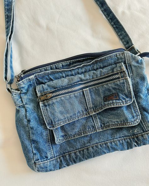 ⭐️ SOLD ⭐️ Jean shoulder bag with lots of pockets $20 Comment “I want it” or dm me if you would like to buy this bag 💙 Diy Denim Purse, Jean Handbag, Bag With Lots Of Pockets, Jean Purse, Denim Purse, Denim Diy, Lots Of Pockets, Dm Me, I Want