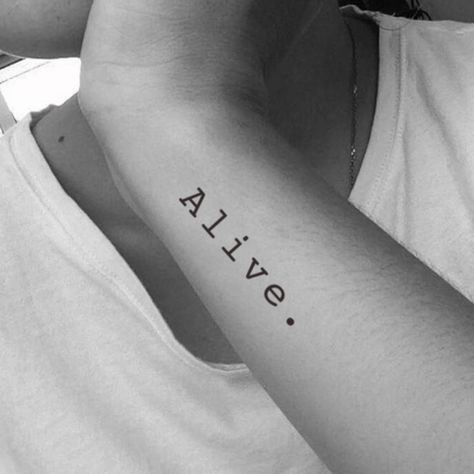 Alive Tattoo, Continuous Line Tattoo, One Word Tattoo, Tatuagem Masculina Pequena, One Word Tattoos, Ink Therapy, Favorite Tattoos, Health Tattoo, Single Line Tattoo