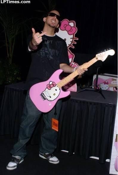 Poses Guitar, Guitar Poses, Hello Kitty Guitar, Hello Kitty Games, Face Drawing Reference, Mike Shinoda, Pink Hello Kitty, Kitty Games, Guitar Tabs