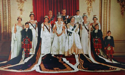 The Crown! The Crowd! Remembering Queen Elizabeth's Coronation 64 Years Ago Royal Family Christmas, Princesa Margaret, Romanian Royal Family, Queen's Coronation, Royal Family Portrait, Thai Royal Family, Greek Royal Family, Royal Family Trees, Denmark Royal Family