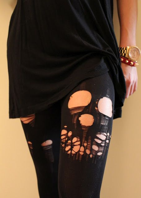 Some days I'm feeling a little bit more punk rock than others. This is one of those days. Not only would a pair of tights like this be fun to wear, I Skull Tights, Diy Leggings, Ripped Tights, Diy Skulls, Jaket Denim, Horror Vintage, Kleidung Diy, Skull Fashion, Estilo Punk