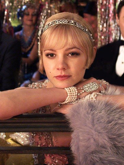 Forget for a moment that headbands and barrettes are tools that keep hair off your face. "Sometimes, they are just great for creating a new style when you can't manipulate the actual hair," says hairstylist Chris McMillan. Case in point: Carey Mulligan's dressed-up pixie in The Great Gatsby. Il Grande Gatsby, Look Gatsby, Retro Bob, Dunia Disney, Gatsby Girl, 70s Fashion Outfits, Gatsby Hair, Daisy Buchanan, 1920s Hair