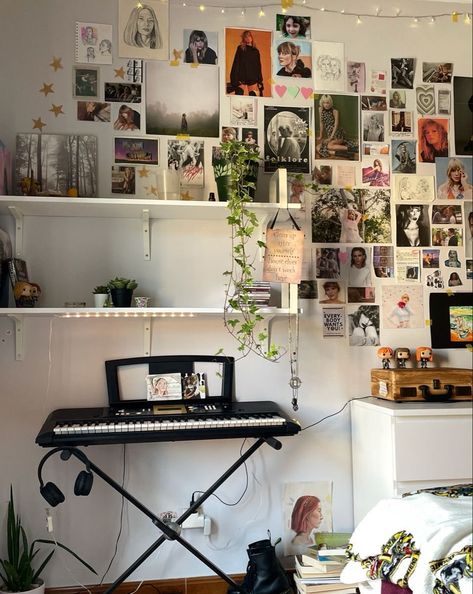 Music Aesthetic Dorm Room, Room Wall Decor Taylor Swift, Room Decor Simple Aesthetic, Taylor Swift Wall Decoration, Aesthetic Bedroom Ideas Taylor Swift, Aesthetic Taylor Swift Room Decor, Bedroom Inspo Taylor Swift, Taylor Swift Inspired Dorm Room, Bedroom Aesthetic Taylor Swift