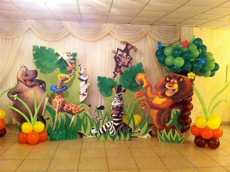 Madagascar Theme - 2 Stars Madagascar Party, Birthday Party Planner, Jungle Theme Parties, Jungle Theme Birthday, Jungle Birthday Party, Party Deco, Jungle Birthday, Le Roi Lion, Jungle Party