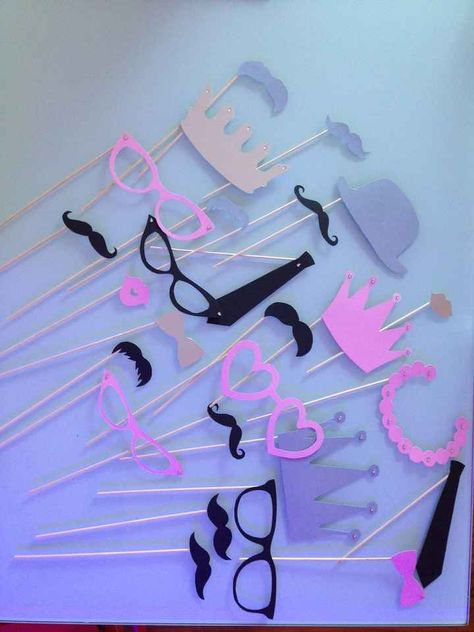 accessoires photobooth School Photobooth Ideas, Sweet 16 Photobooth Ideas, Simple Photobooth Ideas, Farewell Photobooth Ideas, Foto Booth Ideas, Photobooth Decoration Ideas, Photobooth Ideas Diy, Photo Booth Ideas For Parties, Farewell Decoration Ideas College