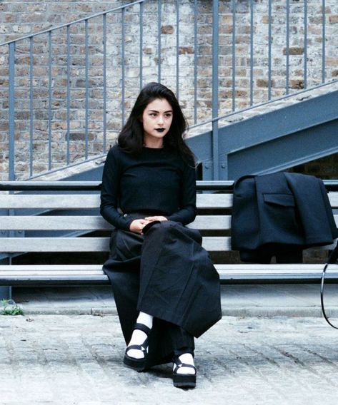 All Black Outfit Styling, Goth Minimalist Outfits, Minimal Black Outfit, Minimalist Black Outfit, Uk Style Woman Outfits, Adult Emo Fashion, Adult Goth Fashion, Lydia Pang, Minimalist Goth Fashion