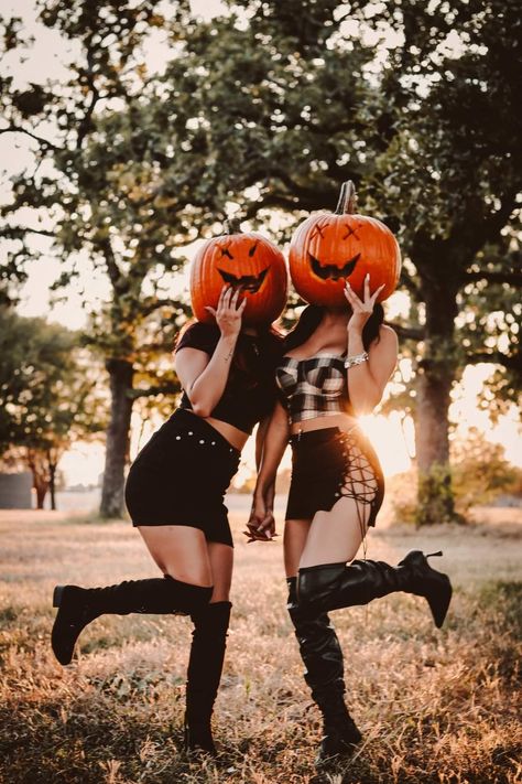 Pumpkin Head Photoshoot Friends, Pumpkinhead Photoshoot, Halloween Styled Shoot, Spooky Pictures, Netflix Horror, Halloween Parejas, Horror Series, Pumpkin Pictures, Friendship Photoshoot