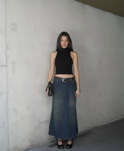 Dark Feminine Outfits Spring, 2000s Inspired Outfits, Y2k Looks, Retro Street Style, Chunky Platform Shoes, Holographic Accessories, Dark Denim Skirt, Vintage Denim Skirt, Trendy Crop Tops