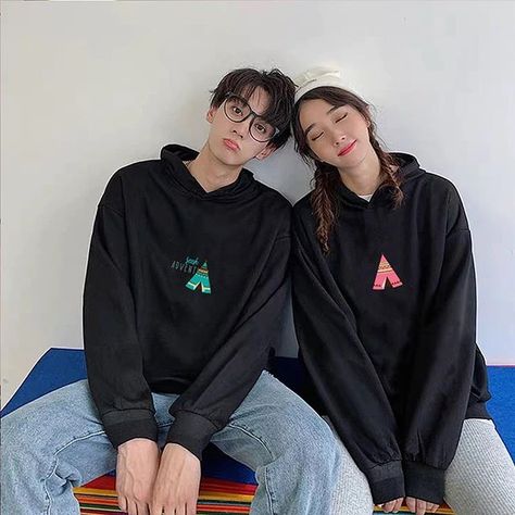 Couples Hoodies Aesthetic, Korean Couple Outfits, Matching Couple Hoodies, Sweat Couple, Couple Korean, Matching Hoodies For Couples, Hoodie Couple, Couple Hoodies, Couple Matching Outfits