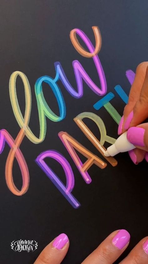 Paint Pen Lettering, Neon Doodle Art, How To Draw Neon Letters, Neon Calligraphy, Crayola Marker Art, Chalk Markers Lettering, Neon Writing, Font Writing, Unique Handwriting