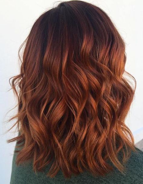 Balayage cuivré rouge - Balayage cuivré : le reflet chaud à adopter cette saison - Elle Light Auburn Hair Color, Dark Auburn Hair Color, Light Auburn Hair, Auburn Hair Color, Dark Auburn Hair, Auburn Balayage, Rambut Brunette, Brunette Ombre, Fesyen Rambut