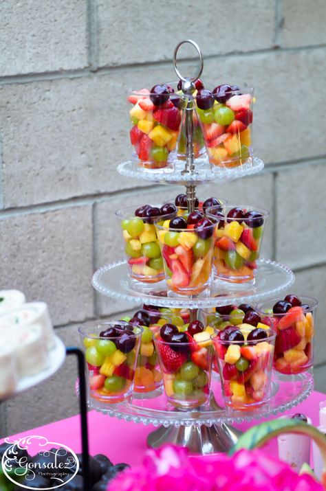 Fruits Fest Mad, Fruit Platter Designs, Dessert Aux Fruits, Fruit Arrangements, Fruit Decorations, Fruit Cups, Party Platters, Läcker Mat, Shower Food