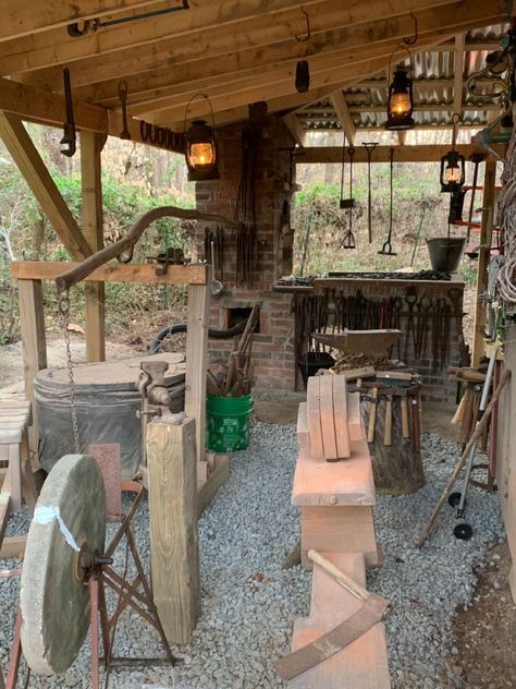 Home Blacksmith Forge, Blacksmith Shop Design, Blacksmith Shop Ideas, How To Build A Forge, Medieval Blacksmith Shop, Blacksmith Forge Fantasy Art, Simple Blacksmith Projects, Blacksmith Aesthetic, Forge Building